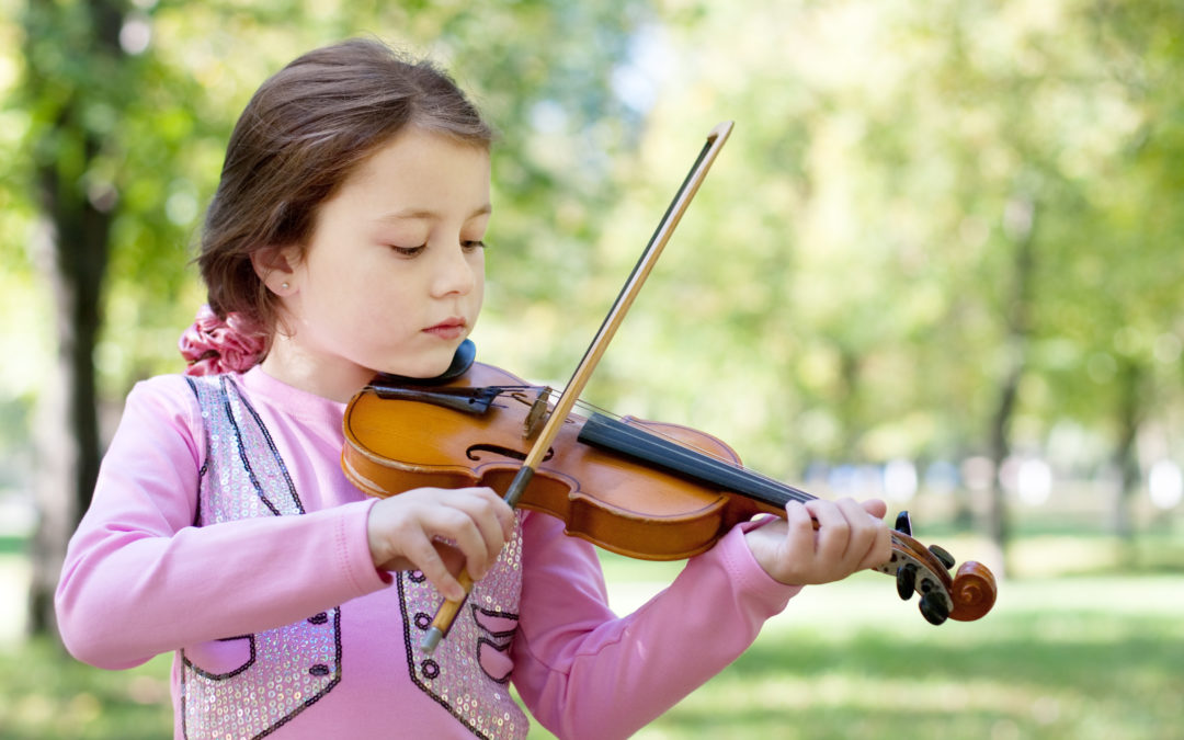 How to prepare for your first violin lesson - child plays violin outside.